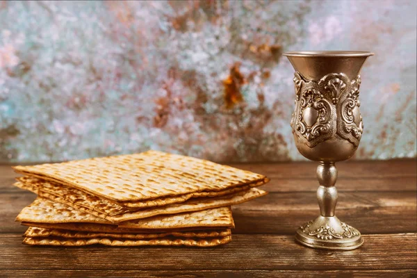 Matzos面包配上纯正的红酒 犹太比索假日. — 图库照片