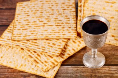 Matza ve içi şarap dolu gümüş bir kupa. Yahudi bayramı konsepti.