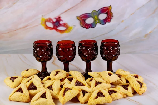 Ebraico tavolo da festa purificato con vino e biscotti . — Foto Stock