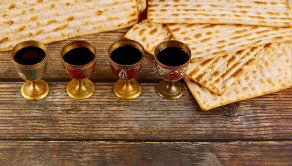 Quatro chávenas de vinho com matzah. Feriados judaicos Páscoa . — Fotografia de Stock