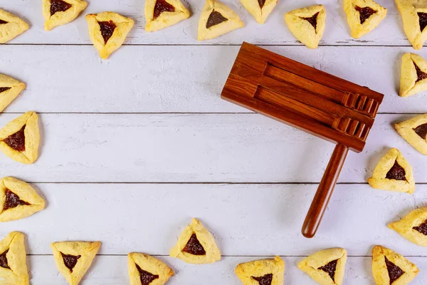 Purim sfondo con rumore maker e hamantaschen biscotti . — Foto Stock