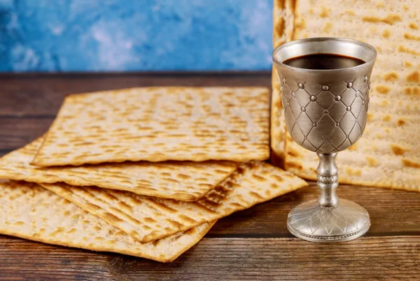 一杯纯正的葡萄酒配上肉豆蔻面包. 犹太比索假日. — 图库照片