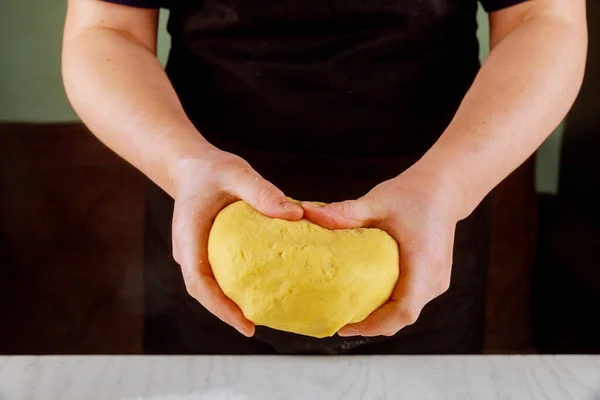 Una mujer sostiene la masa para hacer galletas . — Foto de Stock