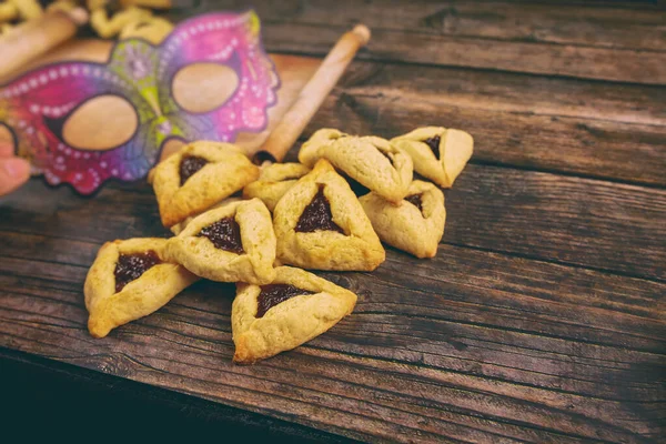 Biscotti ebrei con marmellata sul tavolo del forno con maschera . — Foto Stock