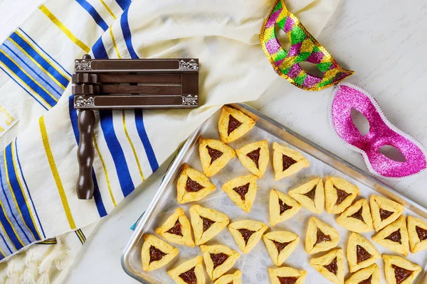 Biscotti ebraici Orecchie di Haman per Purim con maschera, tallit e rumorista . — Foto Stock