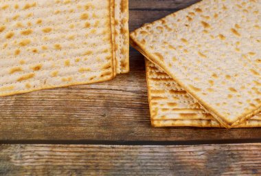 Ahşap arka planda Yahudi matza ekmeği. Hamursuz Bayramı konsepti