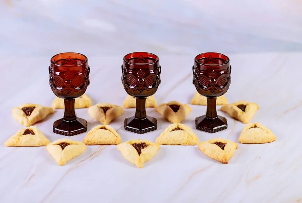 Tre bicchieri di vino con biscotti purim . — Foto Stock