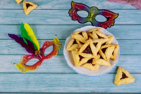 Biscotti ebraici Hamantashen con maschere per il carnevale . — Foto Stock