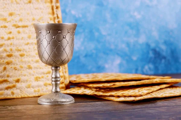 Zsidó ünnepi asztal páska matzah és csésze kóser bor — Stock Fotó