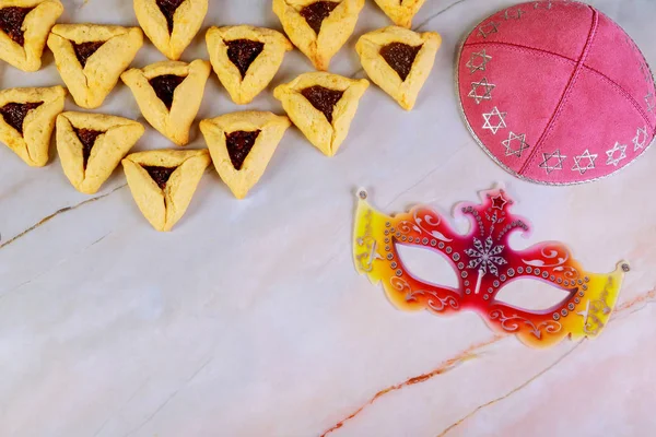 Purim sfondo con maschera, kippa e biscotti . — Foto Stock