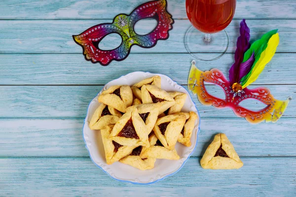 Purim φόντο με μάσκα, κρασί και τριγωνικά μπισκότα. — Φωτογραφία Αρχείου