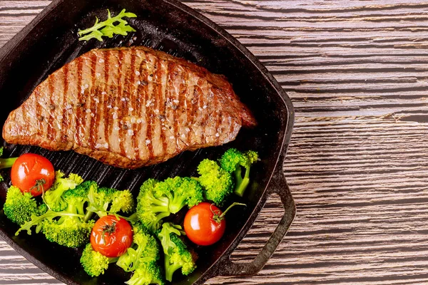 Filete de ternera a la parrilla con brócoli y tomate en la sartén . —  Fotos de Stock