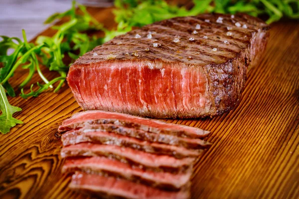 쇠고기 스테이크를 나무판에 아구굴라 내놓았다 — 스톡 사진