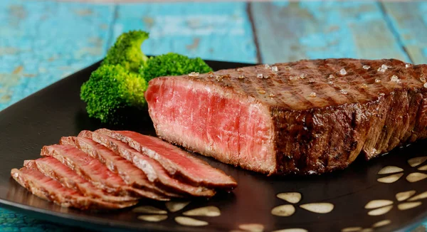 Sliced Roasted Rare Beef Sirloin Broccoli Black Plate — Stock Photo, Image