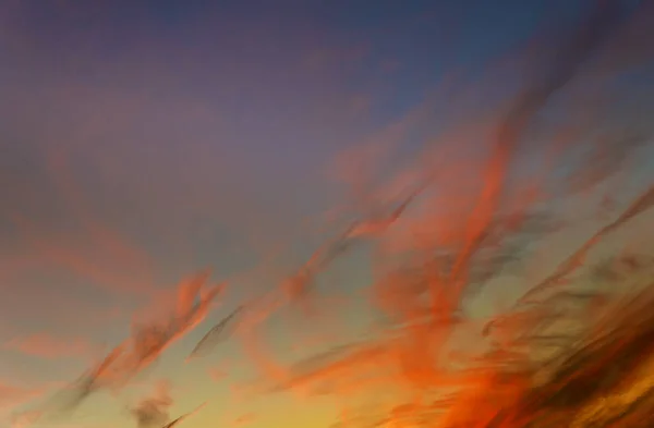 Indah Warna Warni Matahari Terbenam Langit Dengan Beberapa Awan Untuk — Stok Foto
