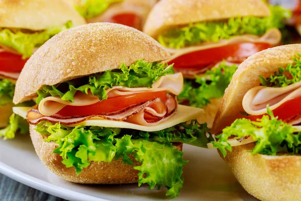 Sanduíches Deliciosos Feitos Rolo Ciabatta Com Presunto Queijo Alface Tomate — Fotografia de Stock