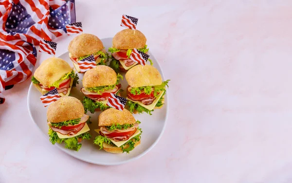 Aperitivo Feriado Americano Ciabatta Roll Sanduíches Fundo Branco Com Bandeira — Fotografia de Stock