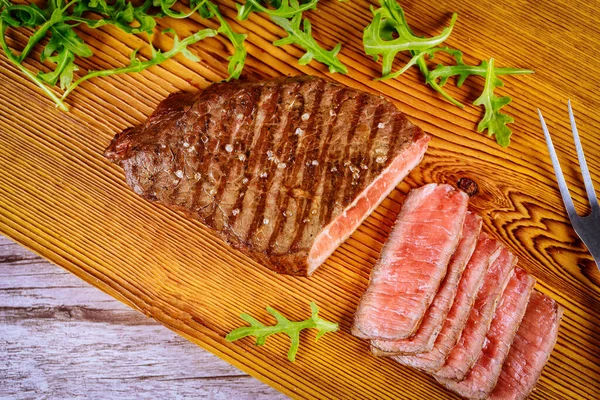 맛있고 건강하게 크기의 쇠고기 스테이크를 포크를 사용하여 얹는다 — 스톡 사진