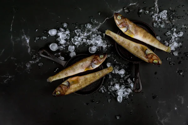 Peixe Inteiro Não Cozido Com Gelo Mesa Preta Vista Superior — Fotografia de Stock