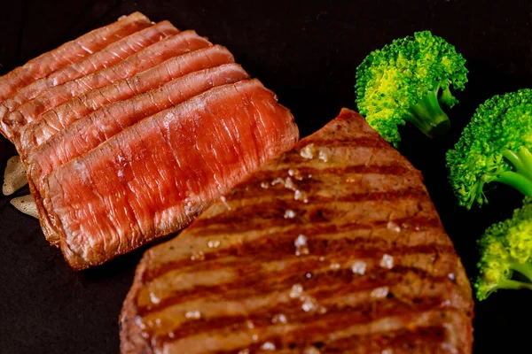 Saftig Gekochtes Seltenes Rinderlende Mit Brokkoli Auf Schwarzem Hintergrund — Stockfoto