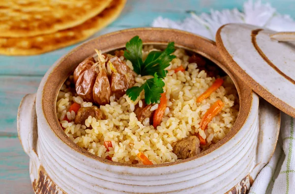 Turkse Rijst Met Groente Vlees Pot Met Deksel Plat Brood — Stockfoto