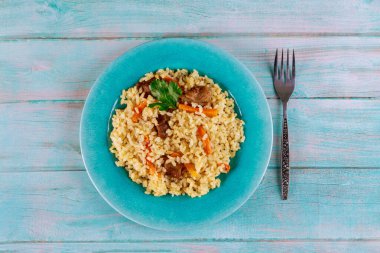 Sebzeli kızarmış pilav, tabakta tavuk ve mavi arka plan. Çin mutfağı..