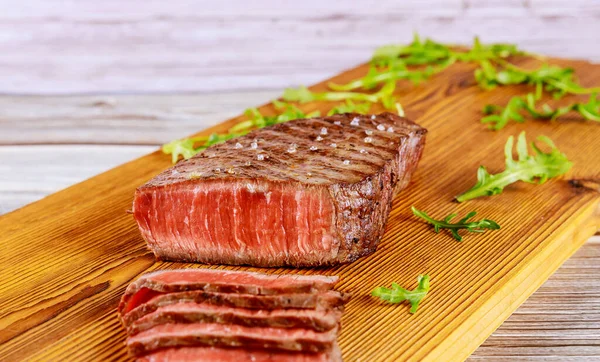 Grilled Rare Beef Steak Arugula Cutting Board — Stock Photo, Image