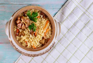 Pilaf, pilav, baharat, havuç ve et. Asya mutfağı.
