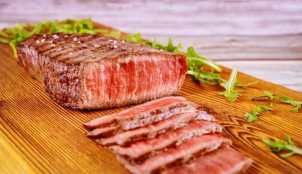 맛있고 건강에 크기의 쇠고기 스테이크를 놓는다 — 스톡 사진