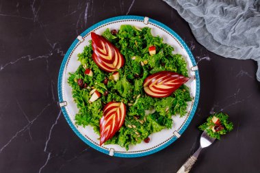 Antioksidan taze lahana salatası dilimlenmiş kırmızı elma ve kızılcık..