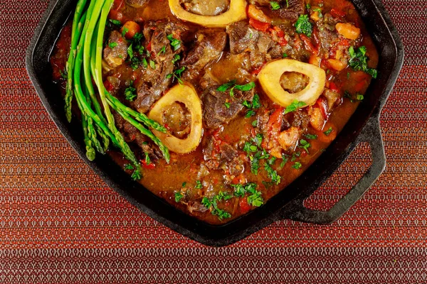 Listo Para Comer Plato Ossobuco Italiano Servido Con Espárragos —  Fotos de Stock