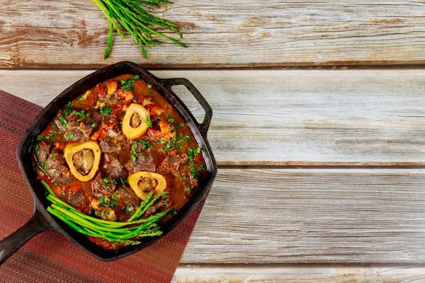 肉のシチューは シャンクの骨 ワイン アスパラガスで作られています — ストック写真