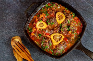 Dökme demirle servis edilen İtalyan ossobuco tabağını yemeye hazır..