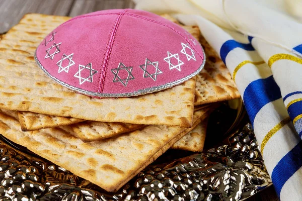 Matzo Tallit Kippa Ezüst Tálcán Zsidó Ünnepi Koncepció — Stock Fotó