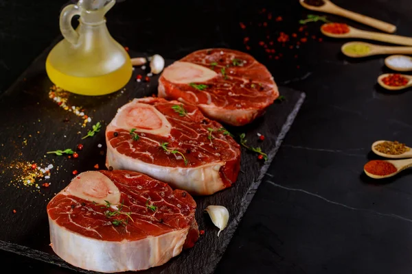 Três Pedaços Carne Fresca Crua Com Especiarias Azeite — Fotografia de Stock