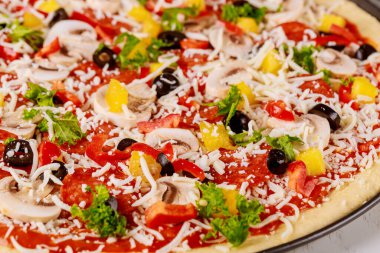 Mantarlı, biberli ve ananaslı çiğ pizza..