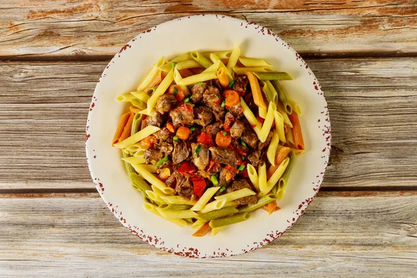 用肉汁和蔬菜做的五颜六色意大利面 意大利菜 — 图库照片