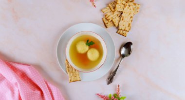 Hamur köfteli tavuk çorbası ve matzos ekmeği. Yahudi bayramı Pesach.