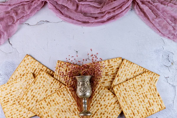 Pane Matzah Con Kiddush Kosher Fiori Concetto Festa Ebraica Pasqua — Foto Stock