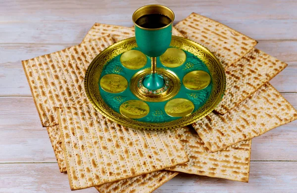 Joodse Matza Kiddush Met Wijn Seder Met Tekst Hebreeuws Been — Stockfoto