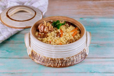 Lezzetli Hint yemeği pilav, et ve havuç tabakta yassı ekmek.