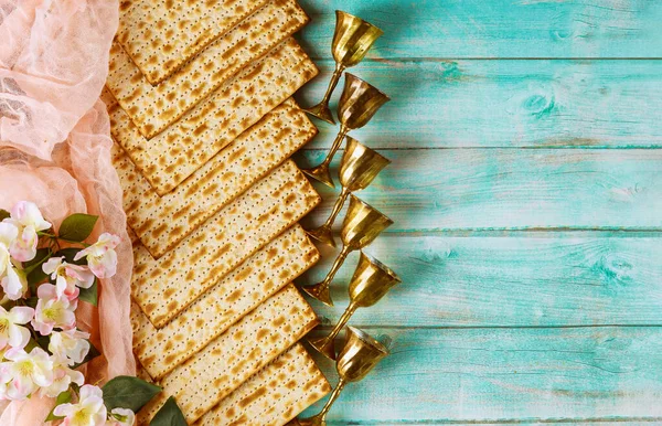 Roti Matzah Yahudi Dengan Latar Belakang Pedesaan Kayu Dengan Enam — Stok Foto