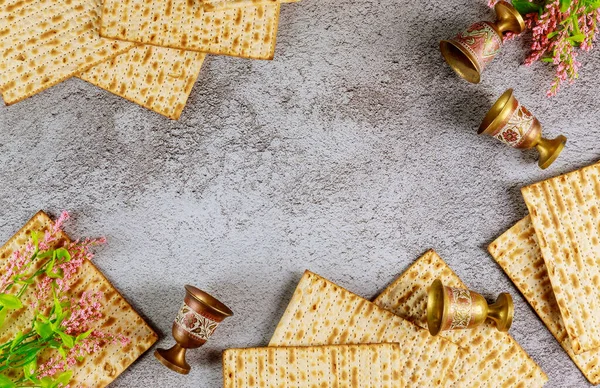 Vier Wijnkopjes Met Matza Joodse Feestdagen Pascha Concept Bovenaanzicht — Stockfoto