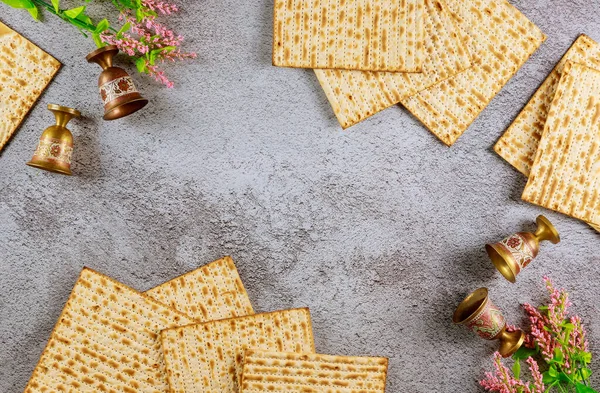 Fyra Vinkoppar Med Matzah Judisk Högtid Påsk Koncept Ovanifrån — Stockfoto