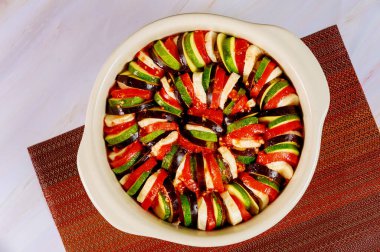 Patlıcanlardan, kabaklardan, soslu domateslerden pişmemiş ratatouille. Fransız mutfağı..