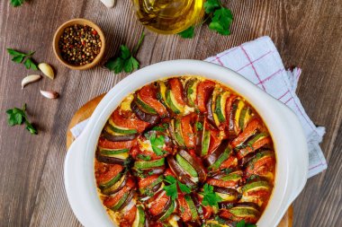 Beyaz fırın tavasında mozzarella peyniri ile pişirilmiş sebzeli ratatouille. Fransız yemeği..