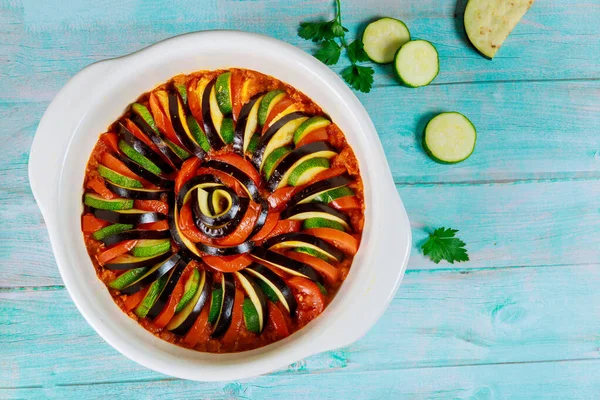 Plato Francés Ratatouille Hermoso Patrón Verduras Rodajas Salsa Tomate —  Fotos de Stock