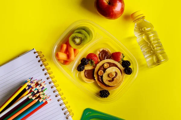 Almuerzo Escolar Con Panqueques Fruta Fresca Botella Agua Con Provisiones — Foto de Stock