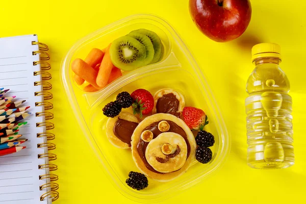 Almuerzo Escolar Para Niños Con Crepes Divertidos Frutas Con Zanahoria — Foto de Stock