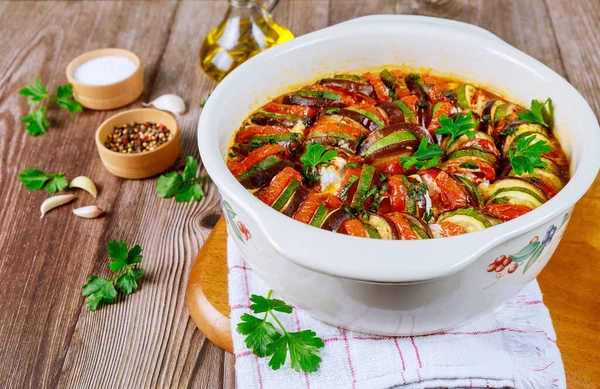 Ratatouille Legume Gătite Brânză Mozzarella Tigaie Cuptor Alb Mâncare Franceză — Fotografie, imagine de stoc